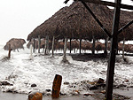 Praia do estado mexicano de Veracruz, durante a passagem do furaco que causou inudanes e deslizamentos 