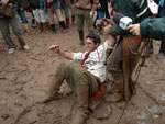 Zeca Macedo no banho de lama aps conquistar o Freio de Ouro com o cavalo Senhor de Santa Thereza