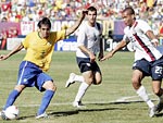 Kak tenta o chute tendo pela frente a marcao de Bocanegra e Oguchi Onyewu