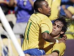 O primeiro gol do Brasil foi um presente de Oguchi Onyewu, que marcou contra. Robinho e Kak comemoram