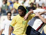 Ronaldinho disputa a bola com Michael Bradley