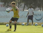 Marcelo Labarthe faz algumas embaixadinhas depois do treino