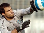 O goleiro argentino Saja treina suas defesas para o clssico de domingo