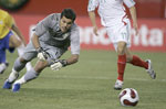 O goleiro Jlio Csar s v a bola passar e entrar no gol