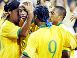 Jogadores abraam Klber depois do gol