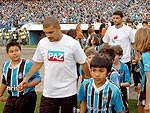 Sandro Goiano entra com a camiseta da Paz. Logo, William com a camiseta da campanha do Clube da Bolinha