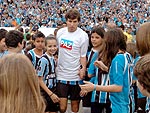 Jogadores do Grmio entram em campo