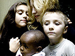 Madonna com os filhos Lourdes Maria, Rocco e o adotivo David Banda 