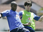 Gilberto e Kak no treino com bola