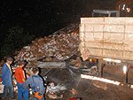 Tragdia deixou pelo menos 28 mortos. Carreta com placas de Cascavel (PR) carregava carga de sacas de acar, que ficaram estendidas ao longo da pista da BR-282