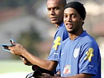 Ronaldinho gacho (D) e Naldo (E) aps o trmino do treino