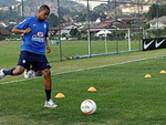 Robinho, que no participou do coletivo, treinou separadamente com o preparador Paulo Paixo e segue fazendo tratamento fisioterpico com Luiz Alberto Rosan e trabalho de reforo muscular