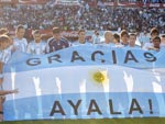 Jogadores da Argentina entram em campo com uma bandeira para homenagear Ayala. O Chile seria o adversrio na primeira rodada