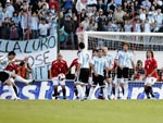 Os hermanos dominam o jogo e no do chance aos chilenos. Em duas cobranas de falta, dois gols da Argentina