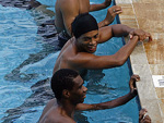 Na piscina, muitas brincadeiras entre os jogadores, num clima de descontrao, apesar do jogo aptico no domingo, contra a Colmbia