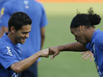 Josu e Ronaldinho brincam na vspera da segunda partida da Seleo Brasileira nas Eliminatrias