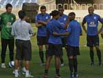 Grupo de jogadores se rene para ouvir as instrues do tcnico Dunga no gramado do Maracan