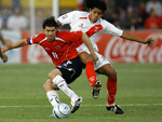 O Chile se recuperou da derrota para a Argentina na estria e venceu o Peru, em casa, com dois gols