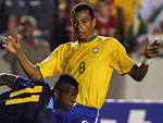 A Seleo voltou a mostrar o mesmo futebol da primeira partida, erra muitos passes e finalizaes, alm de permitir que o Equador troque passes  vontade