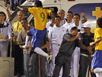 ...O goleiro Viteri sai mal do gol. Vgner Love, livre, apenas manda para as redes: 1 a 0 Brasil. O atacante sai para comemorar com a torcida