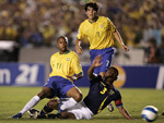 Aos 19 minutos do segundo tempo, um lance perigoso. O Brasil est com a bola. Kak tenta jogada com Robinho. Maicon cruza do lado direito para Vgner Love, livre, que cabeceia por cima da goleira