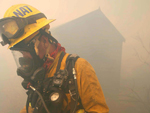 Bombeiros tentam salvar algumas casas em Poway, Califrnia