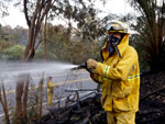 Bombeiros tentam apagar um incndio, nas cercanias do Rancho Santa F, na Califrnia