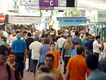 Antes mesmo da abertura oficial a Praa da Alfndega j estava tomada de leitores 