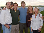 Os netos de dona Lila (de verde e azul) com Claudia Indarte Silva, da Cabanha Rincon del Sarandy (de preto) e a tia Maria Izabel Tellechea (de branco), empresria do ramo de gastronomia