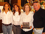 Gia, Mariana e Lila recebem homenagem de Lus Martins Bastos Neto (E) e do presidente da ABCCC, Henrique Teixeira (D)