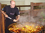 O chef Dudu Ferreira prepara os pratos do evento