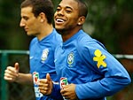 Robinho vem ganhando cada vez mais elogios pelas atuaes recentes. O tcnico Dunga disse que o meia  exemplo do esprito da Seleo