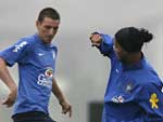 Elano e Ronaldinho no treinamento