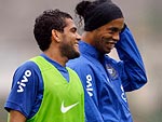 Daniel Alves conversa com Ronaldinho