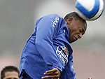 Jlio Baptista cabeceia a bola durante o treino