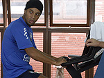 Ronaldinho ainda sente a leso no tornozelo