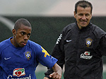 Dunga observa desempenho de Robinho no treino