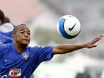 O atacante Robinho participou do ltimo treino antes do embarque da Seleo para o Peru