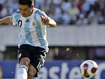 Riquelme fez dois golaos, um deles cobrando falta