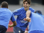 Kak brinca com os companheiros ao final do treino