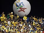 A festa da torcida brasileira no Estdio Morumbi, em So Paulo. 70 mil pessoas presentes para dar apoio  Seleo, inclusive muitas crianas