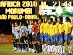 Brasil e Uruguai entram em campo e prometem um jogo disputado do incio ao fim. A cordialidade s acontece na hora da execuo dos hinos