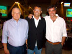 Promotores do leilo: Olavo Monteiro de Carvalho (E), Fernando Eduardo Tico Cardoso (D), com o assessor pecurio Maurcio Teixeira