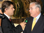 O reprter Sandro Favero durante entrevista com o ex-ministro da Agricultura e presidente da ABIEC, Marcus Vincios Pratini de Moraes