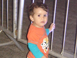 Meu filho Adriano encantado com as luzes 