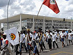 Braslia - Manifestantes protestam em frente ao Palcio do Planalto, na Praa dos Trs Poderes, contra a tranposio do Rio So Francisco