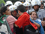 Braslia - Representantes de movimentos sociais protestam em frente  sede da Agncia Nacional de Energia Eltrica (Aneel). Eles pedem o cancelamento de leilo para construir usina no Rio Madeira e defendem a greve de fome do bispo Dom Luiz Flvio Cappio, contrrio  transposio do Rio So Francisco