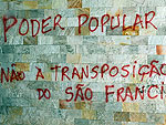 Braslia - Representantes de movimentos sociais protestam com pichaes na sede da Agncia Nacional de Energia Eltrica (Aneel) contra o leilo de usina no Rio Maderia e a transposio do Rio So Francisco