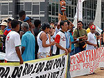 Braslia - Manifestantes em frente ao STF, durante sesso que avalia processos contrrios e favorveis  transposio do Rio So Francisco