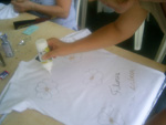 As estudantes de moda Daniele Cunha, Andra Proena e Carine Rodrigues ensinam a customizar as camisetas